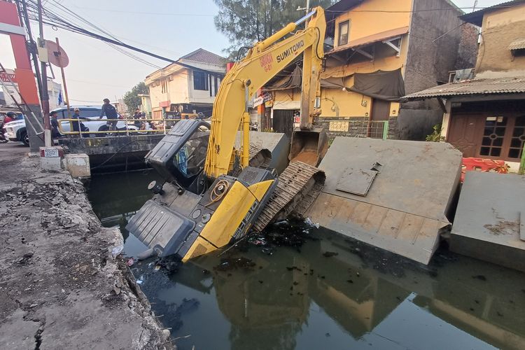 Ponton Baja Miring, Ekskavator Tercebur ke Aliran Kali Cakung Lama Jakut