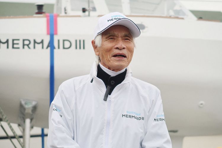 Kenichi Horie pelaut dan petualang Jepang saat berbicara kepada media di depan yacht-nya di Nishinomiya, prefektur Hyogo, sebelum berangkat ke Amerika Serikat pada 24 Januari 2022. Horie pada 4 Juni 2022 memecahkan rekor sebagai orang tertua yang berlayar sendirian di Samudra Pasifik, usianya adalah 83 tahun.