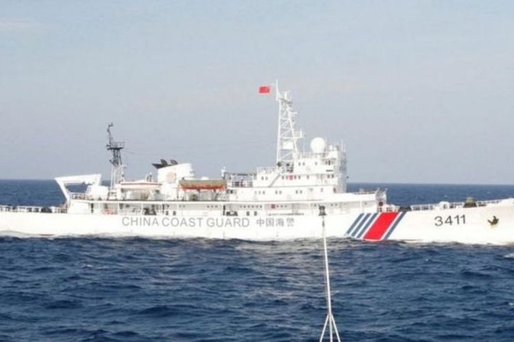 Kapal patroli China aktif mengawal kapal-kapal ikannya di Laut China Selatan, dan beberapa kali dituding masuk ke wilayah Indonesia.