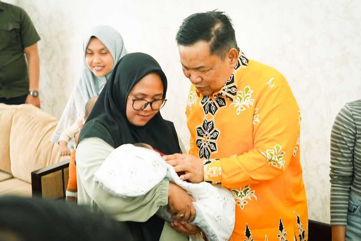 Pelaksana Tugas (Plt) Gubernur Riau SF Hariyanto saat menyapa tujuh pasien dan keluarga di
ruang tunggu VIP Lancang Kuning Bandara SSK II Pekanbaru, Riau, Kamis (27/11/2025).