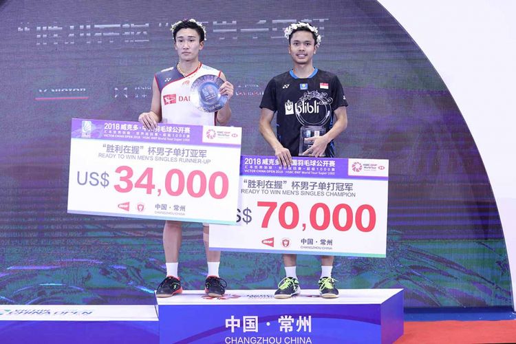 Juara China Open 2018 pebulu tangkis tunggal putra Indonesia Anthony Sinisuka Ginting (kanan) dan runner up pebulu tangkis Jepang Kento Momota berada di atas podium saat upacara penyerahan hadiah usai laga final China Open 2018 di di Olympic Sports Center Xincheng Gymnasium, Changzhou, China, Minggu (23/9/2018). Anthony Sinisuka Ginting berhasil meraih juara China Open 2018 setelah mengalahkan Momota dengan skor akhir 23-21 dan 21-19.