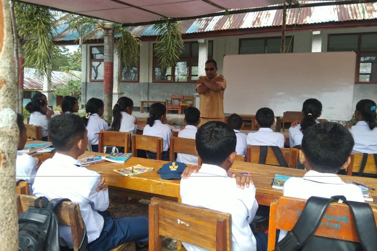 Belajar di Tenda Darurat, Guru SMP di Manggarai Timur Bantu Siswa Pulihkan Rasa Aman