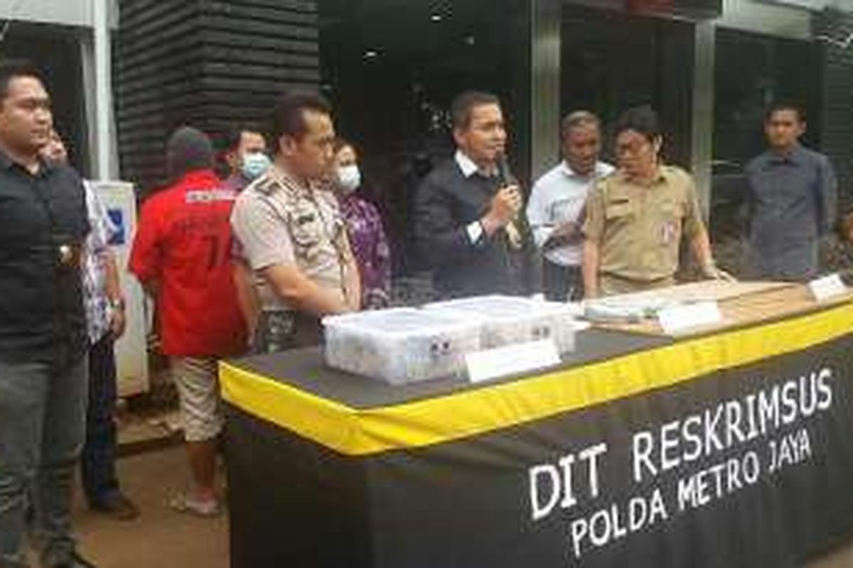 Direktorat Reserse Kriminal Khusus saat mengungkapkan kasus tindak pidana produksi dan perdagangan usus ayam berformalin di Polda Metro Jaya, Jakarta, Selasa (16/2/2016). 
