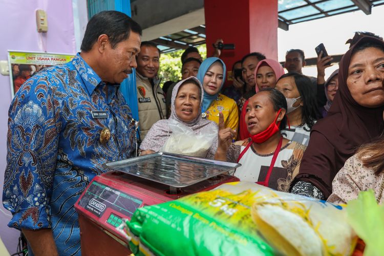 Pj Gubernur Jateng Nana Sudjana mengunjungi kios Si-Manis Mart, Kamis (20/6/2024).