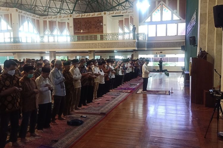 Pemerintah Kota Bandung dan wartawan yang biasa melakukan peliputan di lingkungan Pemerintah Kota Bandung, menggelar shalat ghaib dan doa bersama untuk mendoakan putra Gubernur Jawa Barat, almarhum Emmeril Khan Mumtadz (Eril) di Masjid Agung Al-Ukhuwwah, Jalan Wastukencana, Kota Bandung, Jumat (3/6/2022).