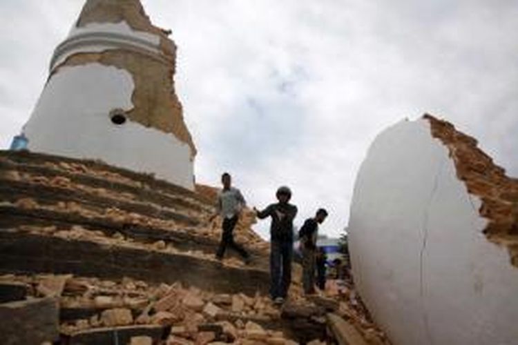 Relawan membersihkan puing reruntuhan tower Dharahara yang bersejarah, usai gempa berkekuatan 7.9 SR mengguncang Kathmandu, Nepal, 25 April 2015.