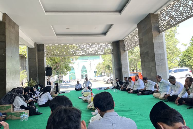 Plt Rektor UINSA Diganti, Puluhan Dosen-Mahasiswa Syukuran