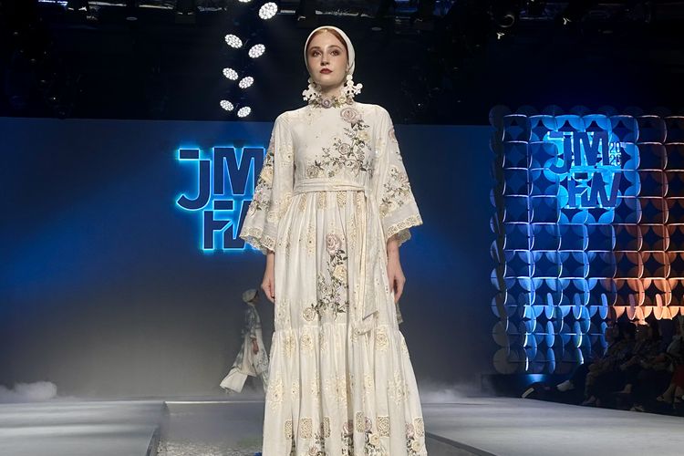Busana koleksi Ayu Dyah Andari bertajuk ‘Sora’ di Jakarta Modest Fashion Week 2026, di Jakarta Selatan, Kamis (7/11/2025). Desainer Ayu Dyah Andari membagikan cara merawat baju bordir agar tetap awet, tak mudah rusak, dan terlihat seperti baru meski sering dipakai.