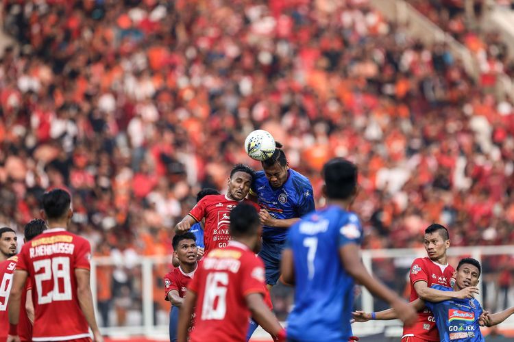 Pesepak bola klub Persija Jakarta, Rohit Chand berebut bola dengan pesepak bola Arema Malang, Hamkah Hamzah dalam laga pekan ke-12 Liga 1 2019 di Stadion Utama Gelora Bung Karno, Jakarta, Sabtu (3/8/2019). Laga bigmatch Persija vs Arema FC berakhir dengan skor 2-2.