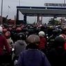 Terjebak Banjir, Ratusan Pengendara Motor Terobos Jalan Tol Binjai - Medan