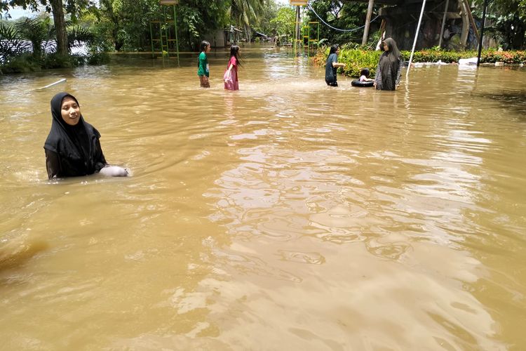 Banjir dilaporkan telah merendam sebanyak 10 kecamatan di Kabupaten Sintang, Kalimantan Barat (Kalbar) sejak sepekan terakhir. Komandan Satuan Tugas Batingsor Sintang Letkol Inf Kukuh Suharwiyono mengatakan, ketinggian air banjir bervariasi, dari mulai 50 centimeter hingga dua meter. 