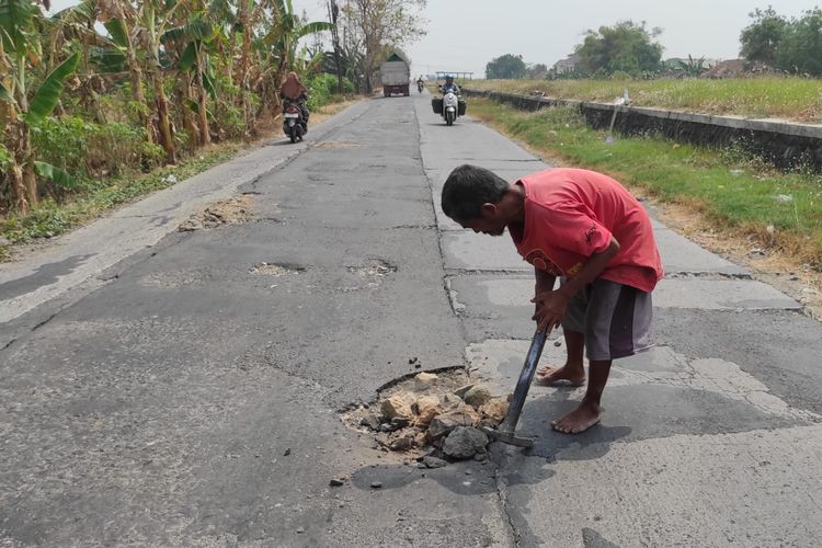 Niat Ikhlas, Pahing Rela Bersepeda Belasan Km Setiap Hari demi Tambal Jalan Rusak di Demak
