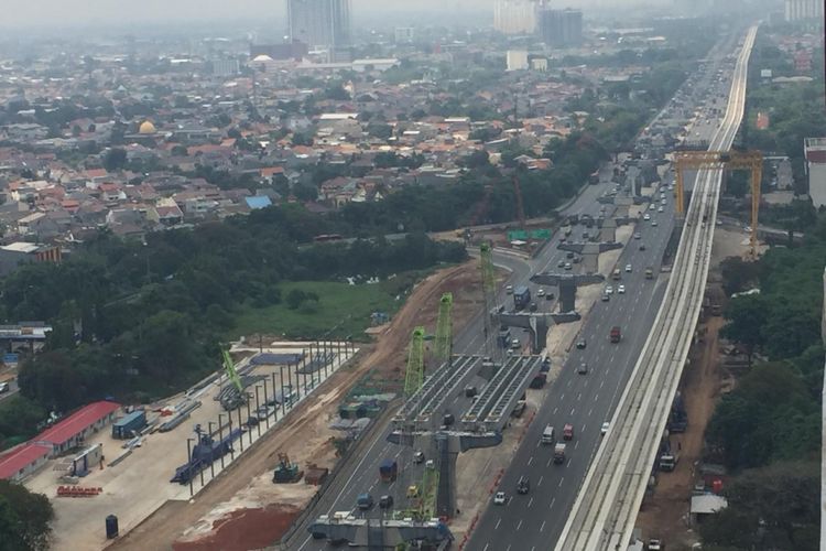 Dua pekerjaan konstruksi di Tol Jakarta-Cikampek, yaitu Light Rail Transit (LRT) dan Tol Jakarta-Cikampek II (Elevated).