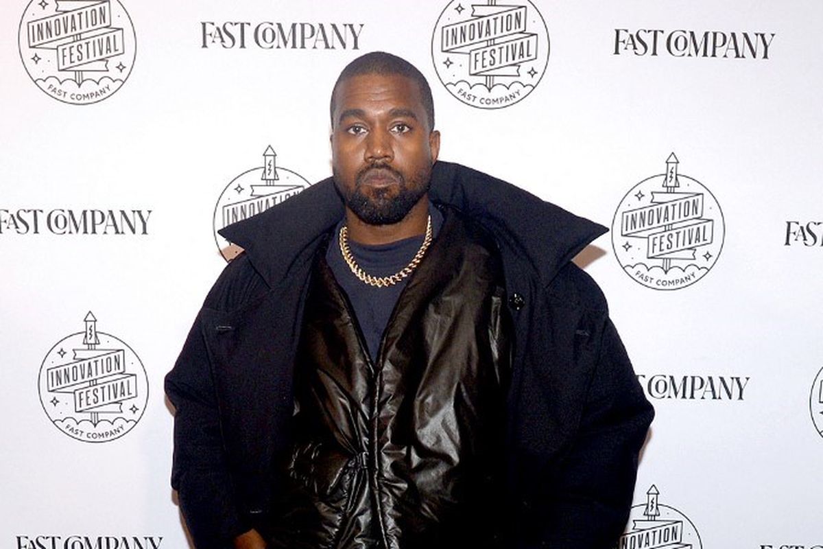 Rapper Kanye West membeli media sosial Parler.