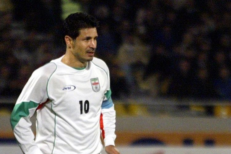 Legenda sepak bola Iran, Ali Daei, saat memperkuat negaranya pada kualifikasi Piala Dunia 2006 zona Asia melawan Laos, di Tehran, Iran, 17 November 2004.