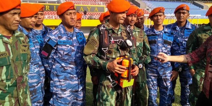 Komandan Detasemen Matra 2 Paskhas Malang, Letkol Pas Helmi Ardiyanto Nange yang menjadi pemipmpin penerjun pembawa api Asian Games di kompleks Jakabaring Sport City (JSC), Palembang, Sumatera Selatan, Sabtu (4/8/2018)