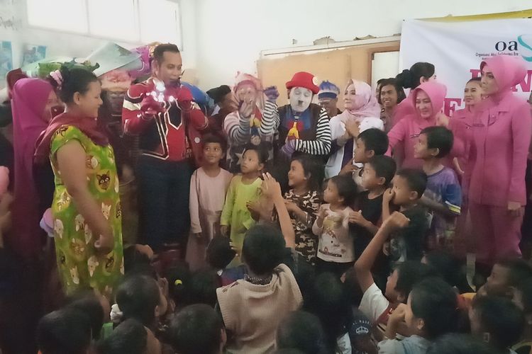 Para korban bencana di pengungsian menjalani trauma healing dari Polres Bogor di pengungsian sekolah SD Negeri Sukajaya 03, Kampung Sinar Harapan, Desa Harkat Jaya, Kecamatan Sukajaya, Kabupaten Bogor, Jawa Barat, Kamis (9/1/2020).