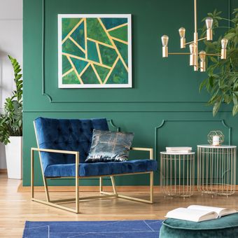 Ilustrasi ruang keluarga dengan cat hijau.