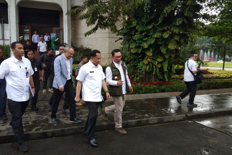 Gubernur Jawa Barat Ridwan Kamil seusai menggelar rapat dengan Menteri Dalam Negeri Tito Karnavian di Gedung Sate, Jalan Diponegoro, Kota Bandung, Rabu (18/3/2020).
