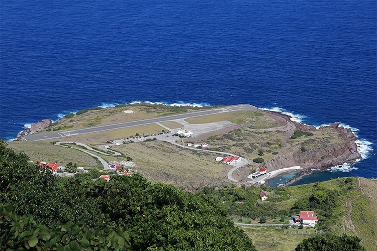 Bandara Juancho E Yrausquin Airport, di Pulau Saba, Antilles Belanda memiliki landasan pacu paling pendek di dunia.