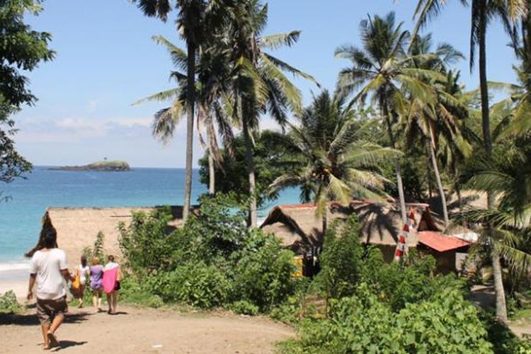 Pantai Bias Putih di Candidasa, Karangasem, Bali, menghadirkan eksotisme pantai dengan ombaknya yang tenang.