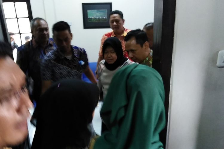 Wali Kota Surabaya, Tri Rismaharini, saat mengunjungi lokasi amblesnya Jalan Raya Gubeng Surabaya. Risma kemudian menggelar rapat tertutup di kantor Harian Kompas di Surabaya, Kamis (20/12/2018).