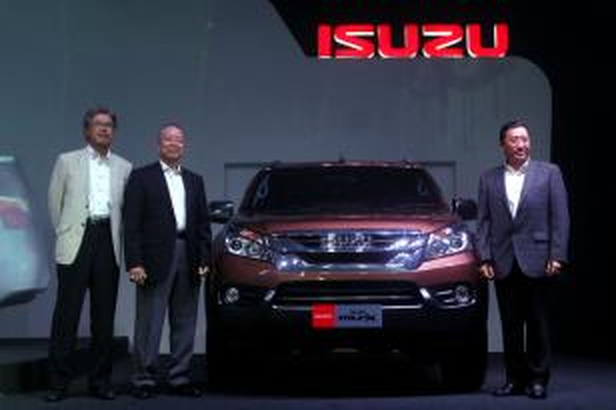 Presiden Direktur PT Isuzu Astra Motor Indonesia, Yohannes Nangoi (dua kiri) berfoto bersama jajaran manajemen Isuzu Astra lainnya saat peluncuran mobil Isuzu MU-X di Ballroom Hotel Kempinski, Jakarta Pusat, Senin (18/8/2014).