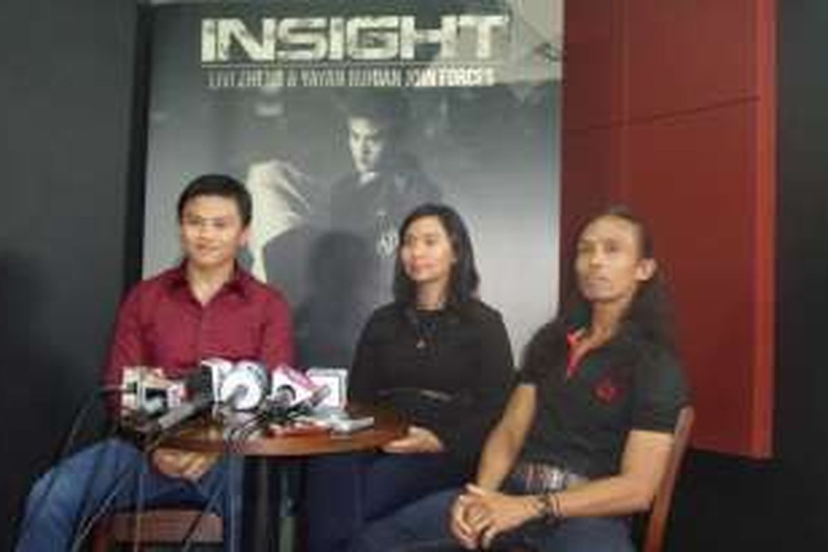 Livi Zheng (tengah), Yayan Ruhiyan (kiri), dan Ken Zheng (kiri) dalam konferensi pers film Insight di Nam Center Hotel, Jakarta Pusat, Selasa (9/8/2016).