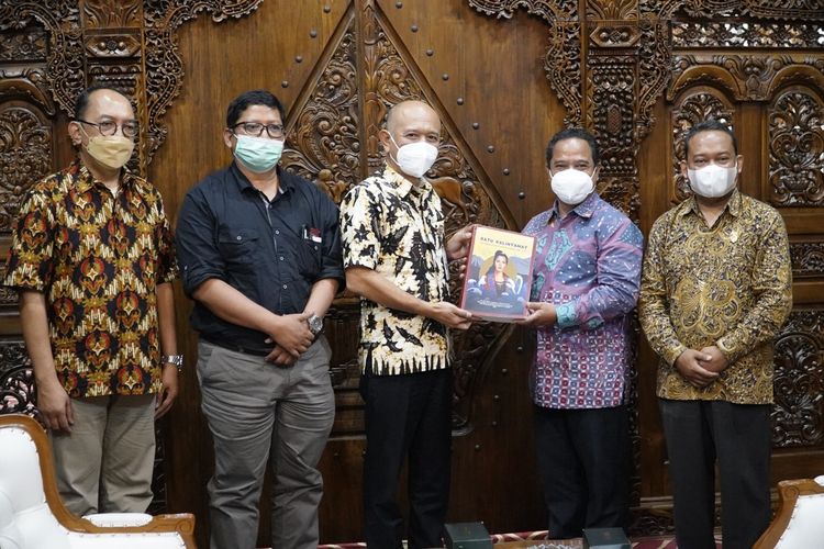 Tim Peneliti Ratu Kalinyamat dari Yayasan Dharma Bhakti Lestari (YDBL) menyerahkan naskah akademik yang dijadikan dasar pengusulan Ratu Kalinyamat menjadi pahlawan nasional kepada Bupati Jepara Dian Kristiandi, Kamis (13/1/2022).