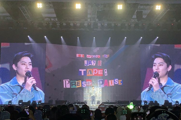 Penyanyi Jay B GOT7 saat meminta rekomendasi tempat wisata kepada Ahgase (fans) saat konser JAY B Tape: Press Pause Live in Jakarta di Kasablanka Hall, Jakarta Selatan, Sabtu (22/10/2022). 