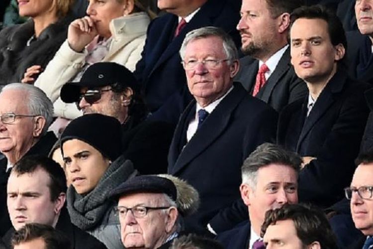 Sir Alex Ferguson menyaksikan laga Manchester United versus Arsenal di tribune utama Stadion Old Trafford, Minggu (19/11/2016).