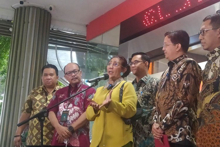 Mantan Menteri Kelautan dan Perikanan Susi Pudjiastuti usai diperiksa di kasus dugaan korupsi impor garam sebagai saksi, di Kantor Kejagung, Jakarta Selatan, Jumat (7/10/2022). 