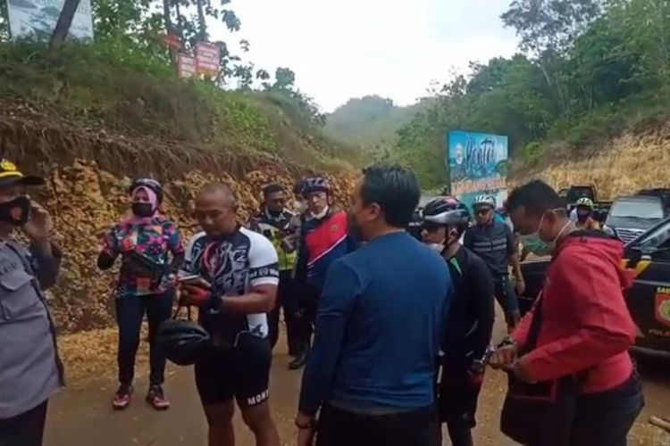 Tangkapan layar dari video yang beredar terkait kegiatan gowes Wali Kota Malang, Sutiaji dan jajarannya ke Pantai Kondang Merak, Kabupaten Malang, Minggu (19/9/2021)