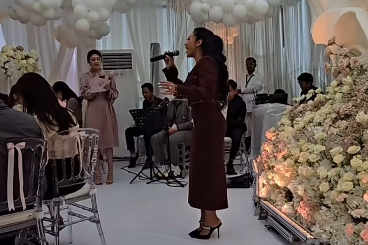 Empat selebritas tampil memukau di pesta ulang tahun Syahrini. Dari Krisdayanti hingga Reza Artamevia, ini gaya mereka yang curi perhatian.