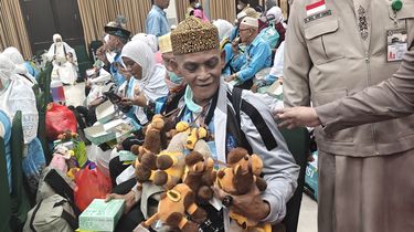 Jemaah Haji Tiba di Makassar, Kalungkan Boneka Unta untuk Oleh-oleh Cucu
