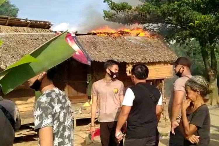 Pondok yang kerap digunakan pengguna narkoba jenis sabu di Desa Kerinjing Ogan Ilir dibakar aparat polisi dari Polres Ogan Ilir dan Polsek Tanjung Raja. 