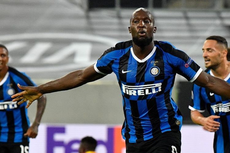 Romelu Lukaku (tengah) merayakan golnya pada laga perempat final Liga Europa yang mempertemukan Inter Milan vs Bayer Leverkusen di Duesseldorf Arena, Jerman, Senin 10 Juni 2020.