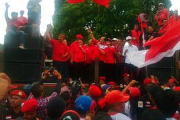 Kampanye PDI-P di Kota Cimahi pada Kamis (20/3/2014) tak dihadiri Jokowi. Padahal sesuai jadwal, Jokowi bakal menjadi jurkam di kota tersebut.