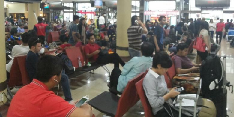 Ratusan penumpang Maskapai Garuda menunggu selama enam jam di Bandara Adisucipto, Yogyakarta akibat pesawat alami delay karena cuaca buruk, Sabtu (8/10/2016).