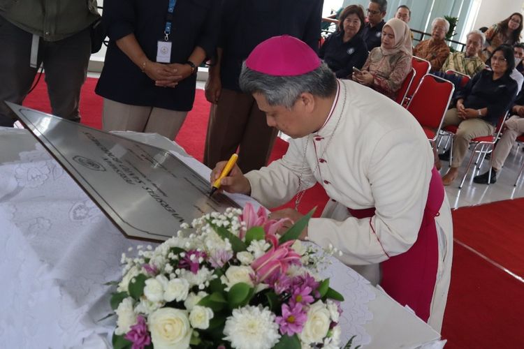 Uskup Keuskupan Bandung Mgr. Antonius Subianto Bunjamin, O.S.C. menandatangani prasasti pada peresmian Universitas Santo Borromeus (USTB), Senin (25/9/2023).
