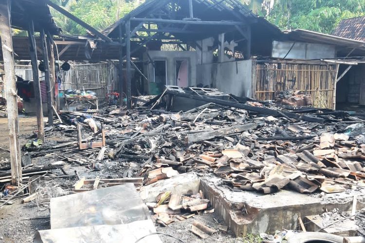 Foto: Dua rumah di Dusun Ranurejo, Desa Sumberanyar, Kecamatan Banyuputih, Kebupaten Situbondo, Provinsi Jawa Timur hangus terbakar pada Jumat (12/4/2024).