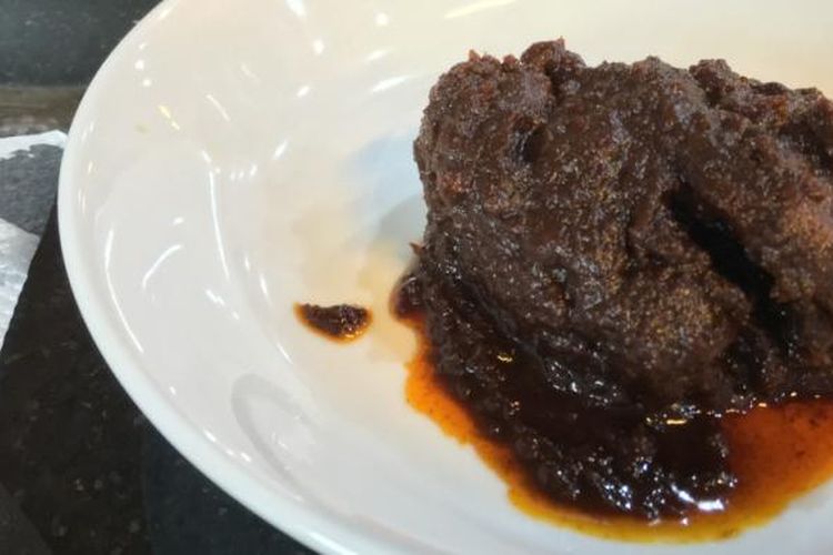 Tak seperti rendang di restoran Padang pada umumnya yang berwarna merah. Di RM Pagi Sore, rendangnya berwarna cokelat tua.