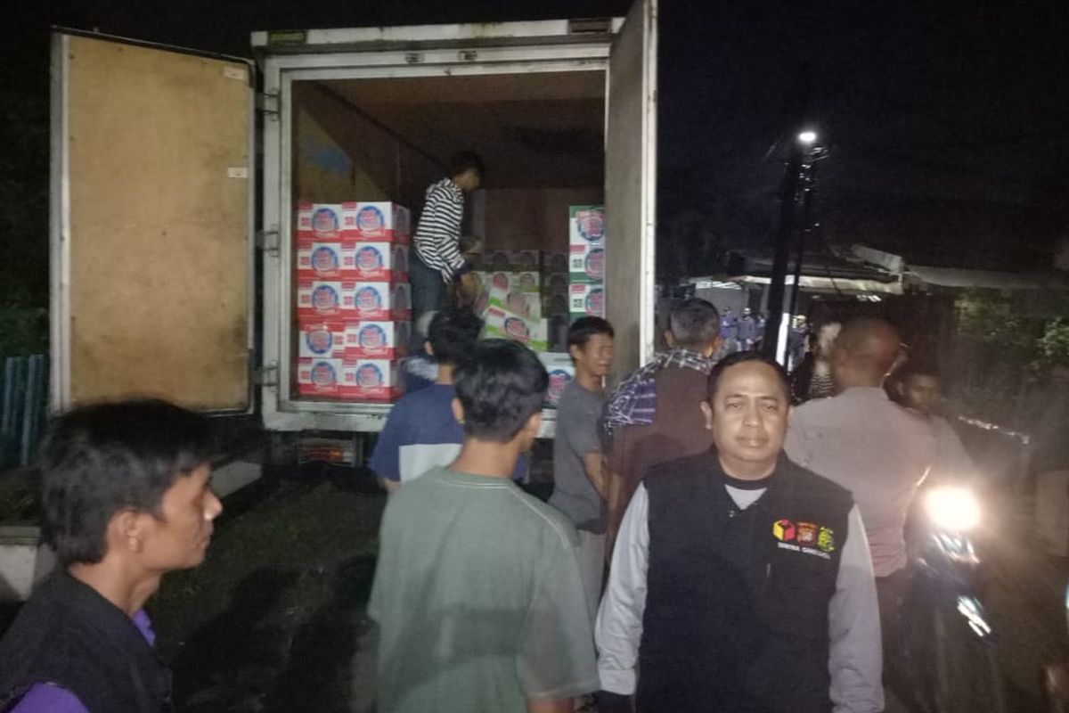 Bawaslu Jakarta Barat mengamankan sebuah truk berisi sembako di Semanan, Kalideres, Selasa (16/4/2019)