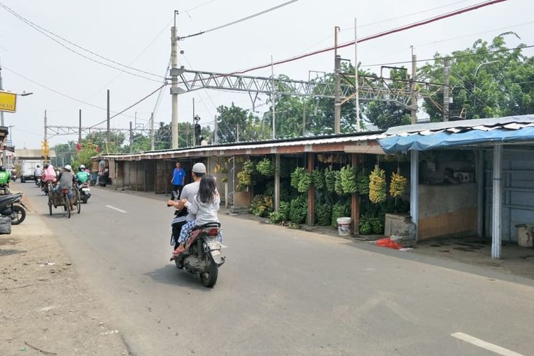 Lapak pedagang pisang di Jalan Raya Pisangan Lama, Kelurahan Pisangan Timur, Kecamatan Pulogadung, Jakarta Timur, Minggu (24/11/2019).