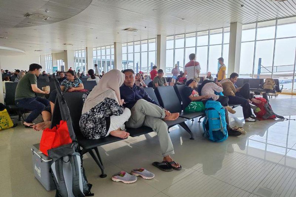 Suasana penumpang di ruang tunggu Pelabuhan Muara Angke saat libur panjang hari pertama, Kamis (1/6/2023)