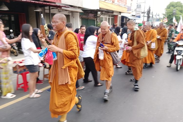 32 biksu yang melakukan ritual jalan kaki, saat tiba di Kendal. KOMPAS.COM/SLAMET PRIYATIN