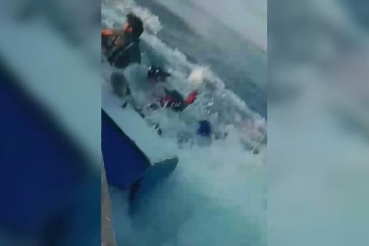Sebuah video yang memperlihatkan dua perahu longboat tabrakan dan tenggelam di perairan Wakatobi, Sulawesi Tenggara, viral media sosial, Selasa (21/11/2023).