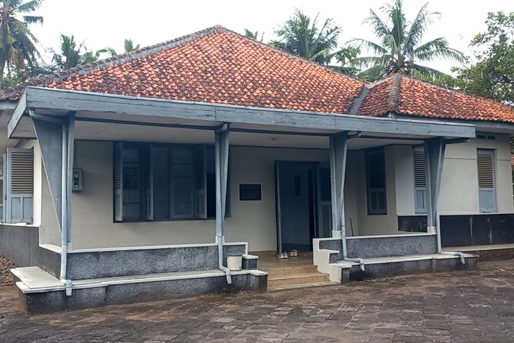 Rumah Jenderal Ahmad Yani  terletak di Desa Rendeng RT 01/ RW 02, Kecamatan Gebang Kabupaten Purworejo.