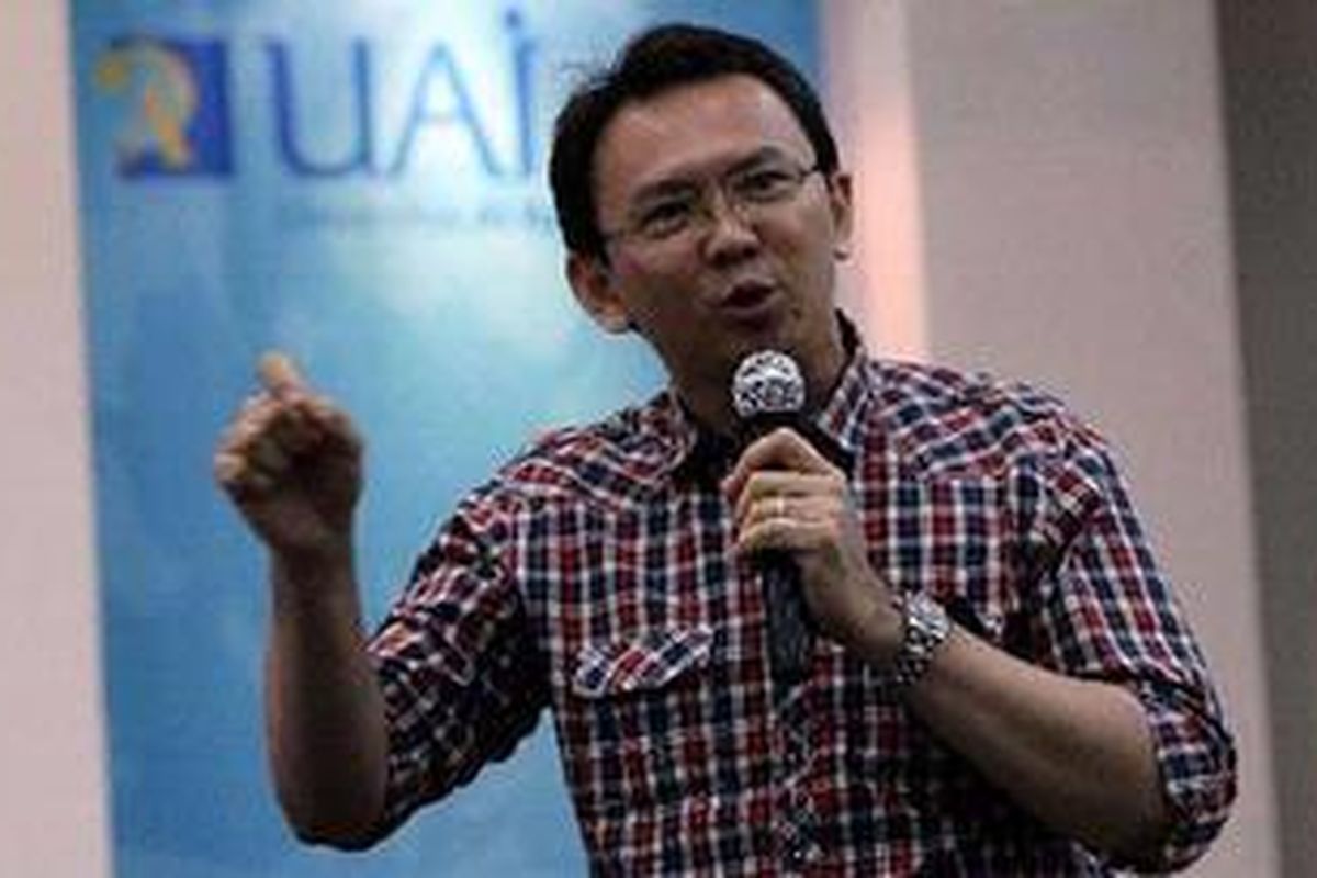 Calon wakil gubernur DKI Jakarta, Basuki Tjahaja Purnama, menghadiri acara dialog publik dengan tema Jakarta 2012-20017 akan Dibawa kemana, di Kampus Al Azhar, Jakarta, Rabu (6/6/2012). Acara yang digelar oleh Komunitas Mahasiswa Public Relations Politik Iniversitas Al Azhar, tersebut merupakan rangkaian kegiatan Youth Political Outlook 2012.  