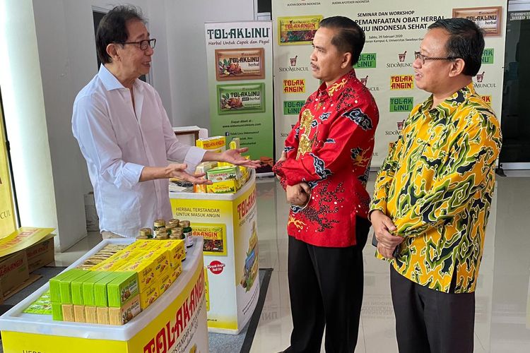 Direktur Sido Muncul Irwan Hidayat (kiri) bersama Rektor Universitas Swadaya Gunung Jati (UGJ) Mukarto Siswoyo (tengah) dan Dekan Fakultas Kedokteran UGJ Catur Setiya Sulistiyana di Kampus UGJ, Cirebon, Sabtu (29/2/2020)